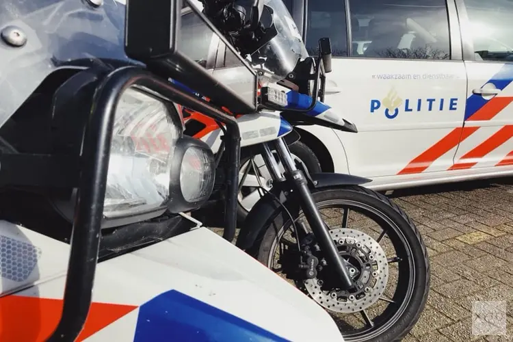 Scooterrijder aangehouden nadat hij politieauto ramt