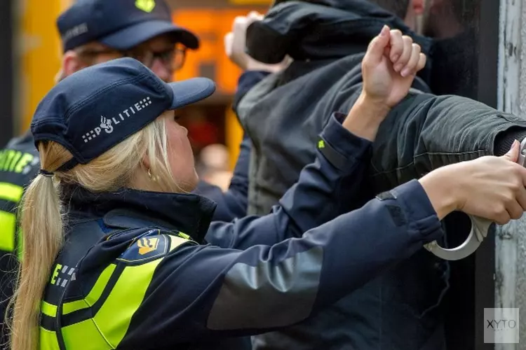 Agent en omstanders gewond door verdachte