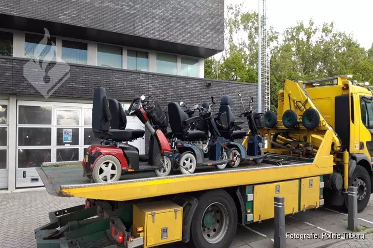 Politie bezorgt gestolen scootmobielen terug bij wooncomplex