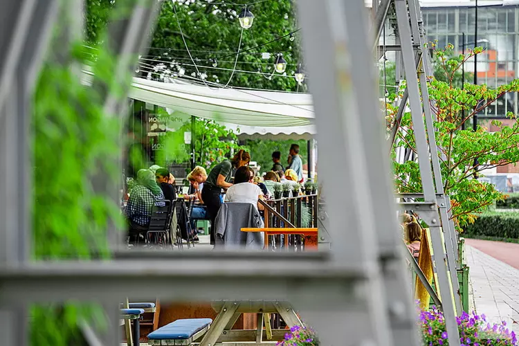 Verlenging terrasuitbreiding en wijziging overkappingen