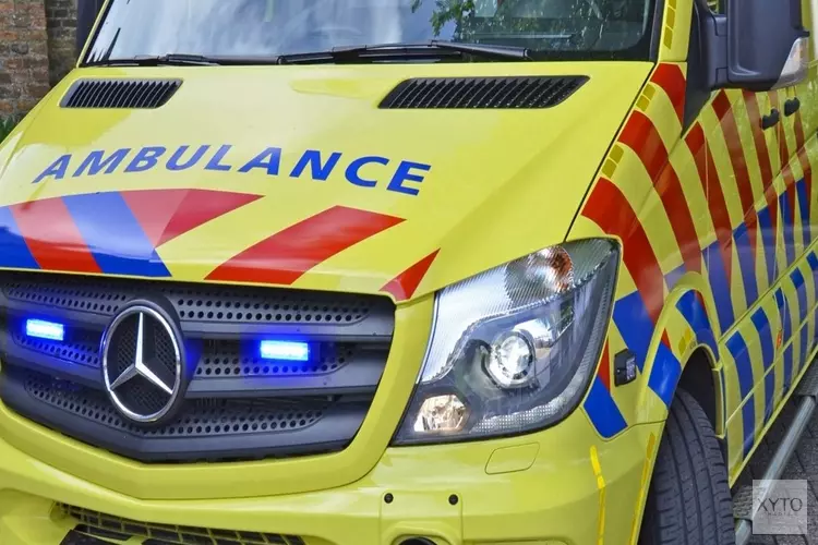 Man vernielt ruit ambulance