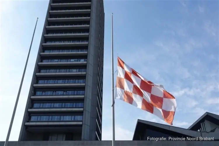 Vlag provinciehuis Noord-Brabant halfstok voor slachtoffers MH17