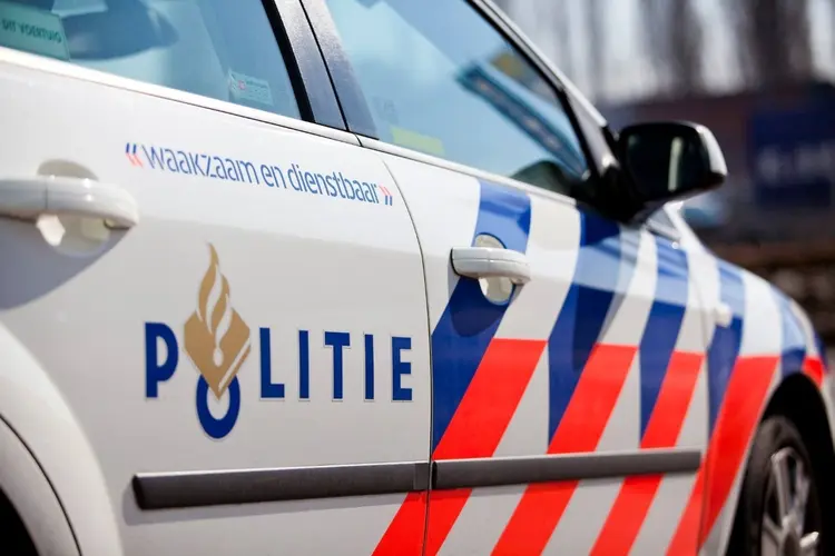 Man vernielt een ruit en drie politieauto’s om te worden aangehouden