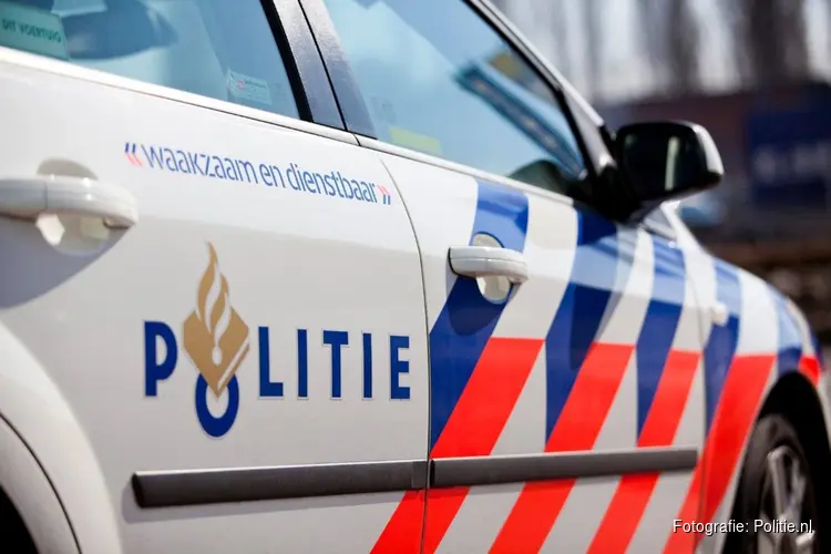 Politie rijdt achter vluchtende auto aan en botst